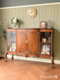 アンティーク家具 アンティークのキャビネット 英国のアンティークキャビネット、ウォールナット材の木目が美しいブックケース