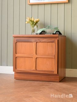 アンティーク家具 アンティークのキャビネット ネイサン社（Nathan）のビンテージ家具、スッキリしたデザインがかっこいいサイドキャビネット