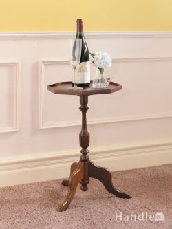 英国アンティークのローテーブル、３本の脚がエレガントな革張りのワインテーブル