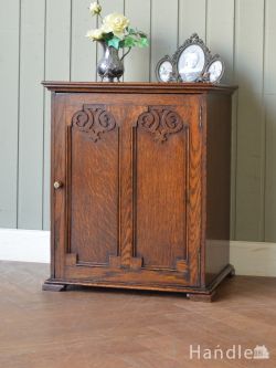 アンティーク家具 アンティークのキャビネット 英国アンティーク家具、ナイトテーブルとして使えるオーク材のサイドキャビネット