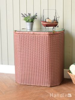 アンティーク家具 ブランケットボックス・収納ボックス アンティークのロイドルームボックス、サイドテーブルにもなるガラス天板付きのランドリーボックス(ピンク)