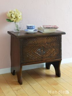 アンティーク家具 ブランケットボックス・収納ボックス アンティークのブランケットボックス、お花の彫刻が可愛い小さな収納ボックス