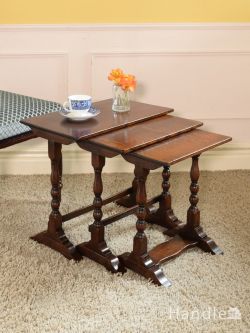 アンティーク家具 アンティークのテーブル アンティークのコーヒーテーブル、脚のデザインがおしゃれなオーク材のネストテーブル