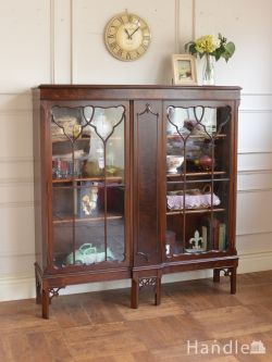 アンティーク家具 アンティークのキャビネット 英国のアンティークおしゃれな本棚、美しいマホガニー材のガラスキャビネット