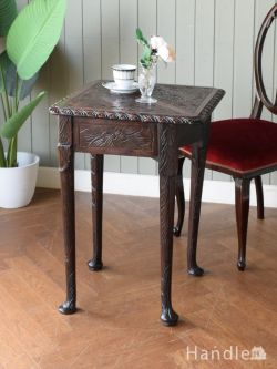 英国アンティークのめずらしいテーブル、天板の形が変わる伸長式のサイドテーブル