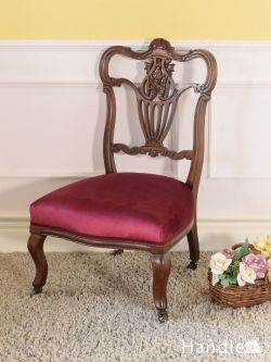 イギリスアンティークのおしゃれなサロンチェア、お花の装飾が美しいマホガニー材のナーシングチェア