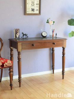 アンティーク家具 アンティークのデスク・書斎机 英国のアンティークデスク、挽き物細工の脚が特徴的なマホガニー材の書斎机
