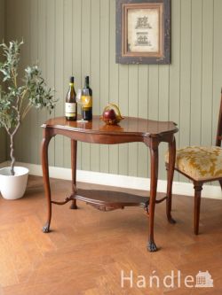 イギリスのアンティーク家具、便利に使える棚が付いたオケージョナルテーブル