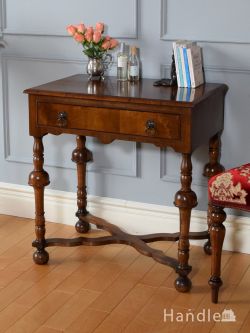 英国のおしゃれなアンティーク家具、ウォールナット材の木目が美しいコンソールテーブル