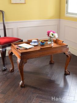 アンティーク家具 アンティークのテーブル 英国のアンティーク家具、クロウ＆ボールの脚が豪華なマホガニー材のトレイ付きのコーヒーテーブル