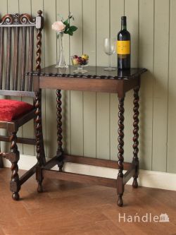 イギリスアンティーク家具の定番、ツイスト脚が美しいオケージョナルテーブル 
