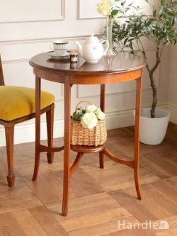 アンティーク家具 アンティークのテーブル 高級感があるアンティーク英国家具、棚が付いたオケージョナルテーブル 