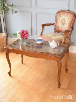 フランスのアンティークテーブル、網目がキレイなガラス天板のコーヒーテーブル