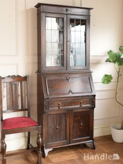 アンティーク家具 ビューロー イギリスで見つけたアンティークの家具、ステンドグラス扉がおしゃれなオーク材のビューローブックケース