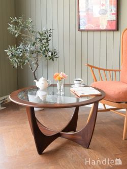 アンティーク家具 アンティークのテーブル 北欧スタイルのヴィンテージ家具、ガラス天板が付いたG-PLAN社のローテーブル
