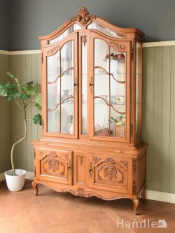 アンティーク家具 アンティークのキャビネット フランスのアンティークキャビネット、彫が豪華なガラスキャビネット（食器棚）