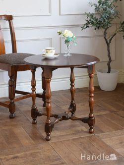 英国アンティークのテーブル、気軽に使えるコンパクトサイズのコーヒーテーブル