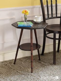 アンティーク家具 アンティークのテーブル イギリスから届いたシノワズリのアンティ―クテーブル、お花の彫刻とバンブー脚の華やかなサイドテーブル