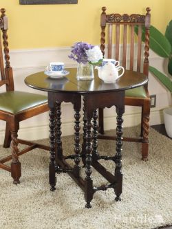 アンティーク家具  英国アンティークのおしゃれな伸長式テーブル、コンパクトなサイズが魅力のゲートレッグテーブル
