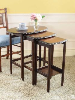 アンティーク家具 アンティークのテーブル 英国アンティークのテーブル、3台がセットになったマホガニー材のネストテーブル