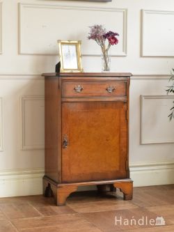 アンティーク家具 アンティークのキャビネット アンティークのサイドキャビネット、イギリスから届いた木目が美しいペディスタルカップボード