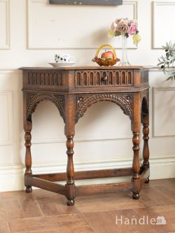アンティーク家具 アンティークのテーブル アンティークのコンソールテーブル、英国らしい彫の装飾が美しい引き出し付きの家具