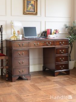 アンティーク家具 アンティークのデスク・書斎机 イギリスから届いたおしゃれな書斎机、後ろ姿も美しいアンティークのプレジデントデスク