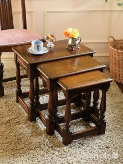 アンティーク家具 アンティークのテーブル イギリスで見つけたアンティークのローテーブル、３台がセットになったネストテーブル
