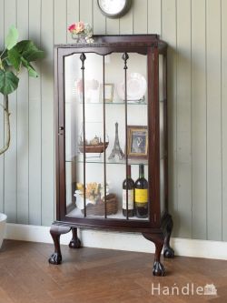 アンティーク家具 アンティークのキャビネット 英国アンティークの飾り棚、猫足がおしゃれなガラスキャビネットのショーケース