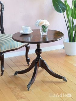 英国アンティーク家具、マホガニー材の天板の杢目が美しいコーヒーテーブル