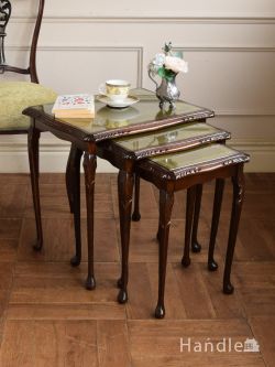 アンティーク家具 アンティークのテーブル 優雅な英国のアンティーク家具、ガラス付き天板のコーヒーテーブル（ネストテーブル）