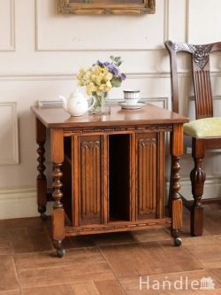 英国アンティークのおしゃれなサイドテーブル、リネンフォールドの彫が美しいブックシェルフテーブル