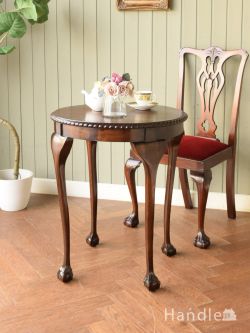 英国のアンティークテーブル、クロウ＆ボールの脚が美しいサイドテーブル