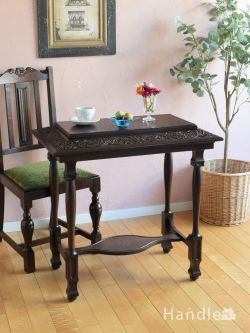 アンティーク家具  英国のおしゃれなテーブル、彫刻が美しい棚付きのオケージョナルテーブル（ミュージアムテーブル）