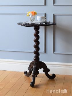 イギリスのアンティークテーブル、オーク材の杢目が美しいサイドテーブル