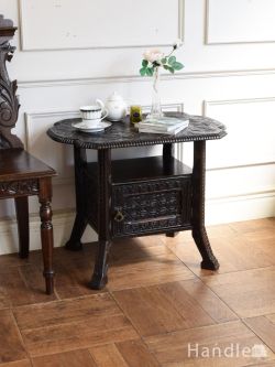 英国アンティークのおしゃれなテーブル、彫刻が美しい扉付きのサイドテーブル