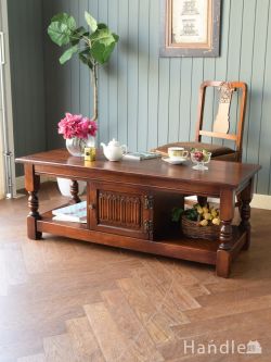 アンティーク家具 アンティークのテーブル イギリスのアンティークのおしゃれなローテーブル、扉収納が付いためずらしいコーヒーテーブル