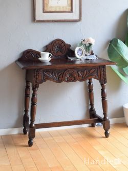 イギリスから届いたアンティークのホールテーブル、オーク材の彫りが美しいコンソール
