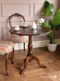 アンティーク風 アンティーク風の家具 アンティーク調のおしゃれな折り畳みテーブル、トライポッド脚のティルトトップテーブル