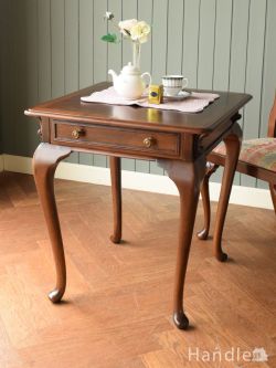 アンティーク家具 アンティークのテーブル 英国アンティークのおしゃれ引き出し付きテーブル、カブリオールレッグが美しいサイドテーブル
