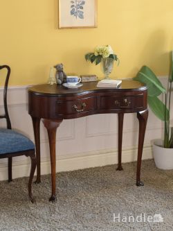 アンティーク家具 アンティークのデスク・書斎机 イギリスから届いたアンティークのデスク、曲線が美しいキドニー型のコンソールテーブル