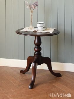 アンティーク家具 アンティークのテーブル 英国アンティークのティーテーブル、長いトライポッド脚の丸いワインテーブル