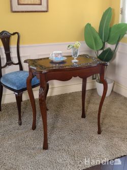 英国アンティークのオケージョナルテーブル、彫が上品な猫脚のティーテーブル