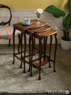 アンティーク家具 アンティークのテーブル マホガニー材の美しいネストテーブル、細い猫足が美しいアンティークの家具