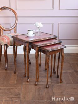 アンティーク家具  イギリスから届いたアンティークのテーブルセット、赤い革天板がおしゃれなネストテーブル