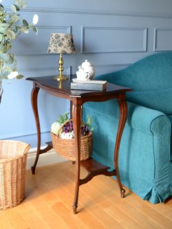 マホガニー材の美しいアンティークテーブル、細くて長い脚が魅力のオケージョナルテーブル