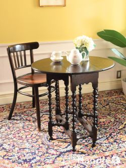 アンティーク家具  英国アンティークのおしゃれな伸長式テーブル、コンパクトなサイズが魅力のゲートレッグテーブル