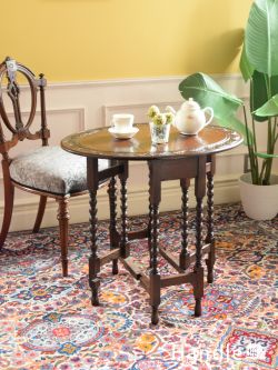 アンティーク家具 アンティークのテーブル イギリスから届いたアンティークの伸長式テーブル、天板の彫りが美しいゲートレッグテーブル