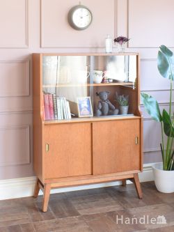 アンティーク家具 アンティークのキャビネット 英国ミッドセンチュリーのおしゃれなビンテージ家具、Beautility （ビューティリティ）社のガラスキャビネット