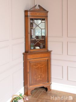 アンティーク家具 アンティークのキャビネット 象嵌細工が美しいシノワズリスタイルの家具、英国アンティークのコーナーカップボード